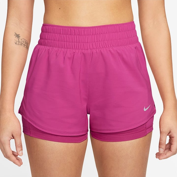 Różowe szorty Nike w sportowym stylu z tkaniny