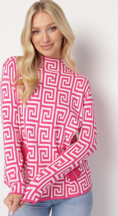 Różowy sweter born2be w geometryczne wzory