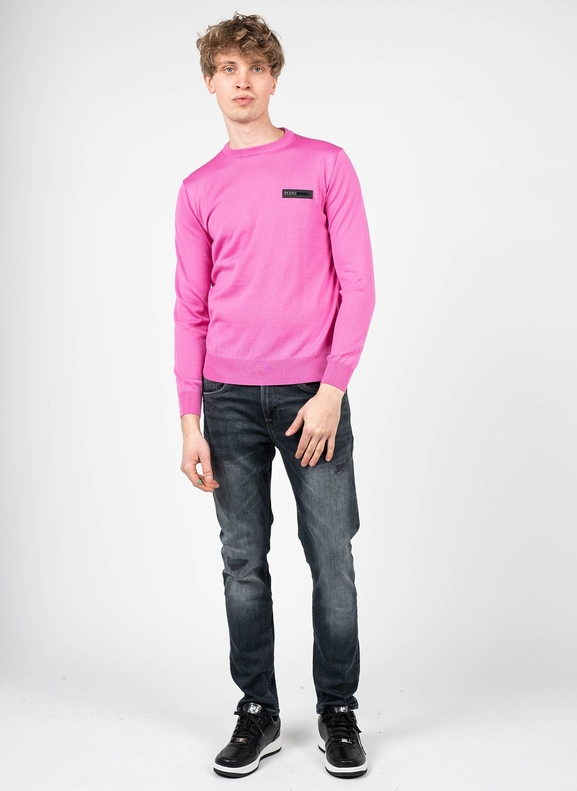 Różowy sweter ubierzsie.com z wełny z okrągłym dekoltem