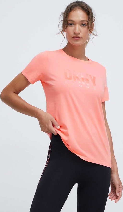 Różowy t-shirt DKNY z krótkim rękawem w sportowym stylu