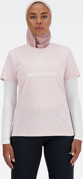 Różowy t-shirt New Balance w sportowym stylu