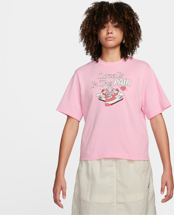 Różowy t-shirt Nike z okrągłym dekoltem z krótkim rękawem w sportowym stylu