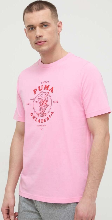 Różowy t-shirt Puma w młodzieżowym stylu z nadrukiem z bawełny