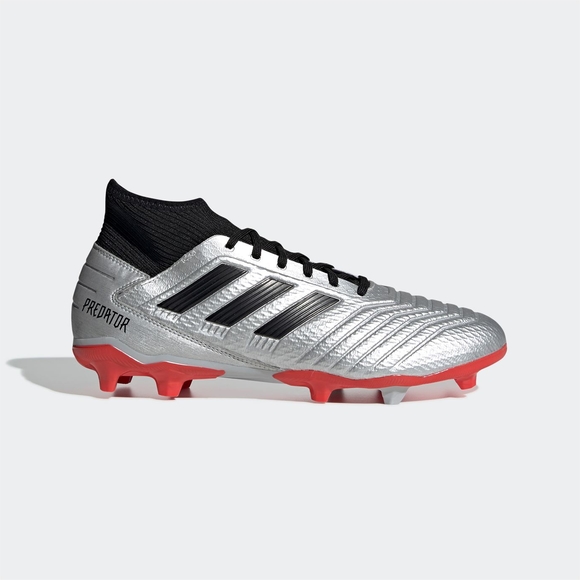 Srebrne buty sportowe Adidas w sportowym stylu
