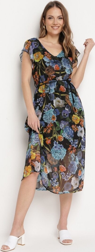 Sukienka born2be z dekoltem w kształcie litery v z krótkim rękawem w stylu klasycznym