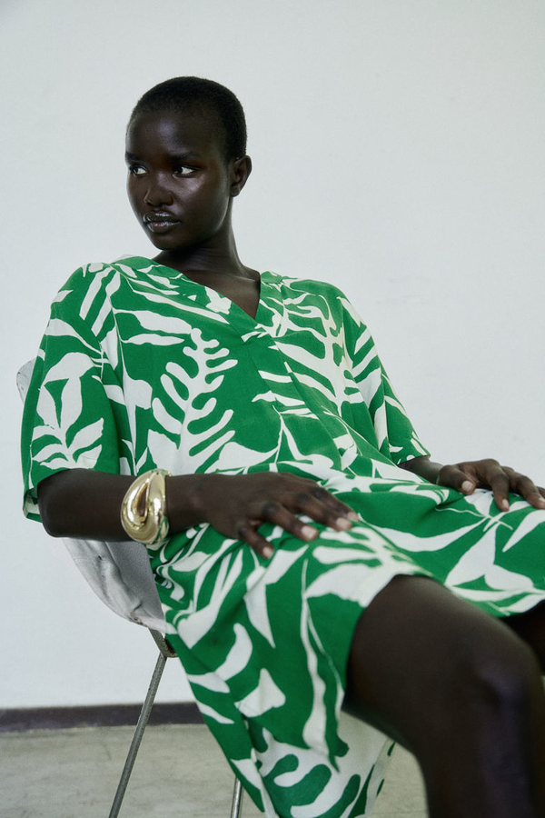 Sukienka H & M prosta z tkaniny z dekoltem w kształcie litery v
