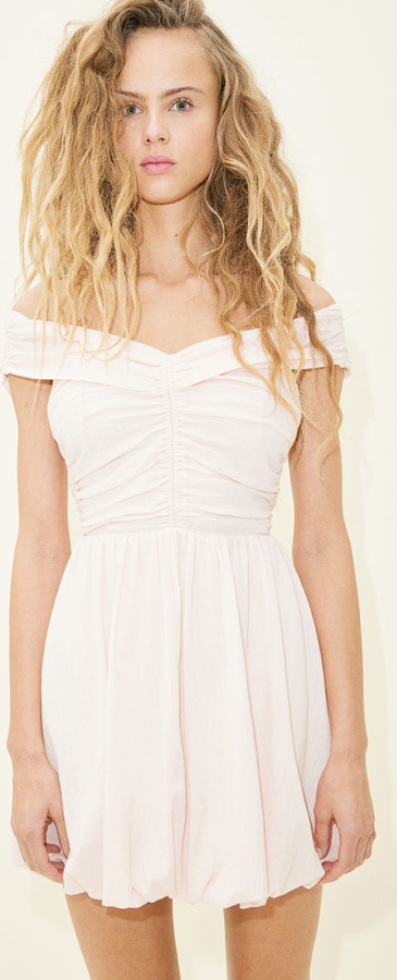 Sukienka H & M z odkrytymi ramionami z tkaniny