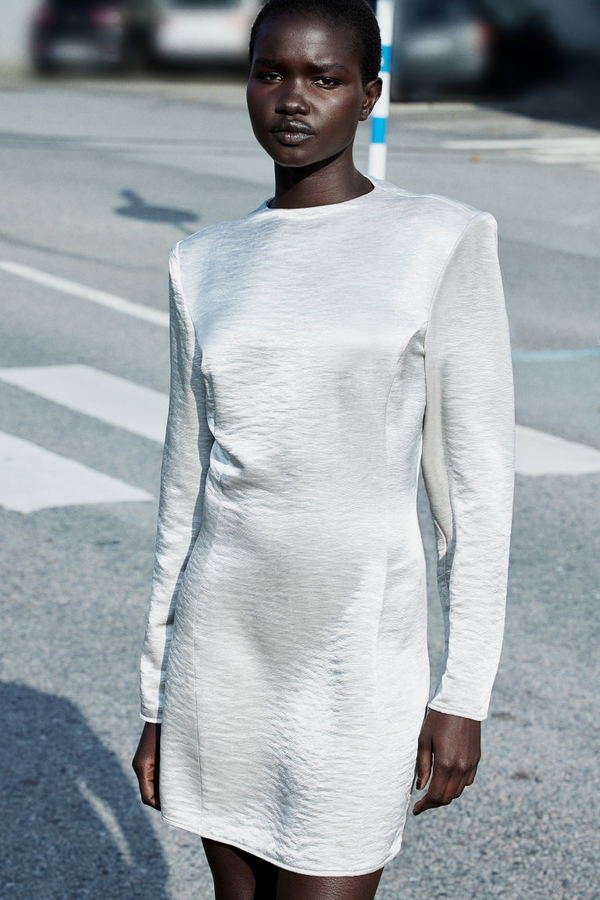 Sukienka H & M z satyny w stylu casual z odkrytymi ramionami