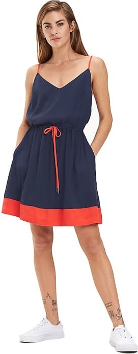 Sukienka Tommy Jeans z dekoltem w kształcie litery v