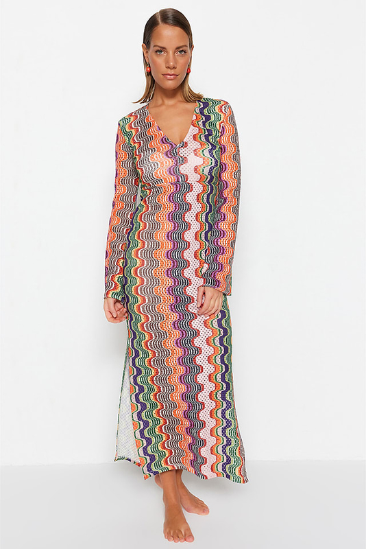 Sukienka Trendyol z dekoltem w kształcie litery v w stylu casual z długim rękawem