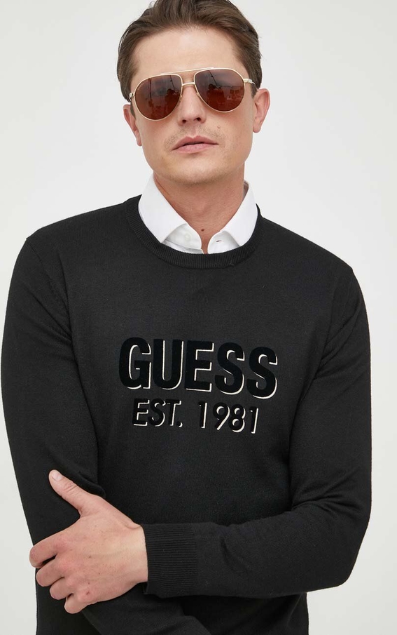 Sweter Guess w młodzieżowym stylu