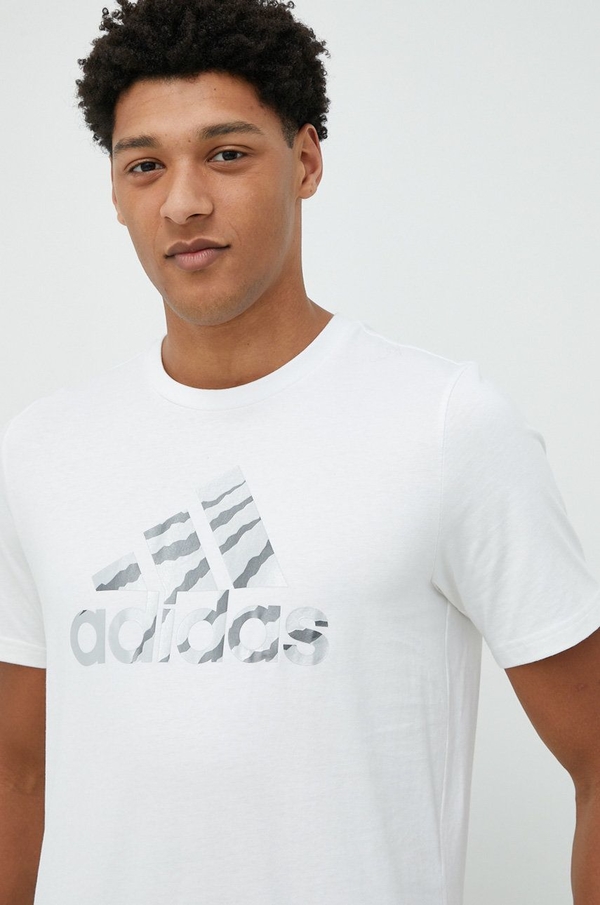 T-shirt Adidas z bawełny w młodzieżowym stylu