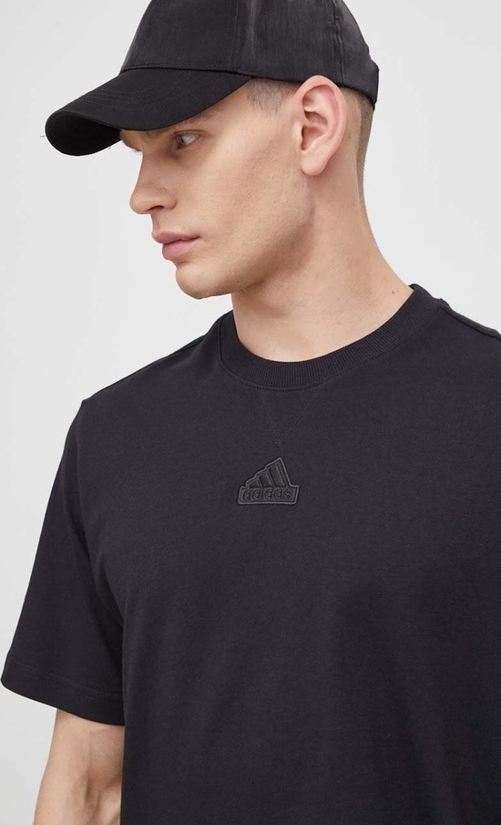 T-shirt Adidas z nadrukiem w sportowym stylu