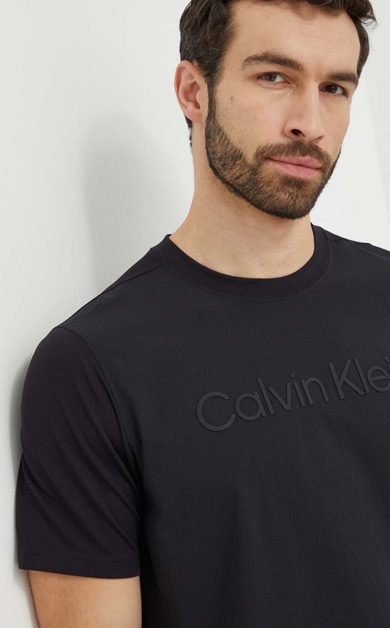 T-shirt Calvin Klein w młodzieżowym stylu