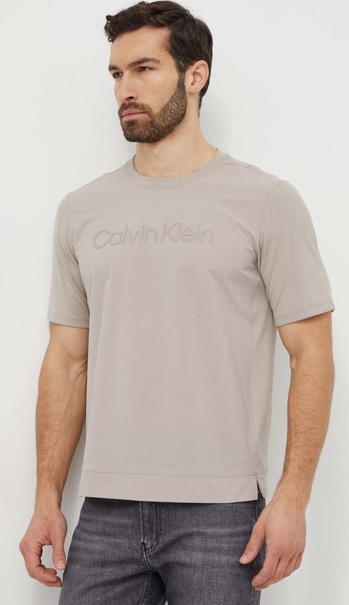 T-shirt Calvin Klein w młodzieżowym stylu