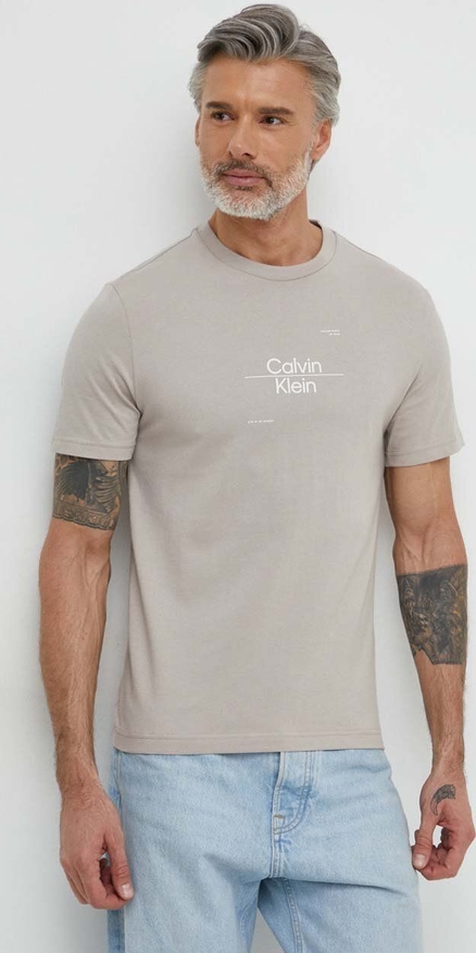 T-shirt Calvin Klein w młodzieżowym stylu z nadrukiem z bawełny