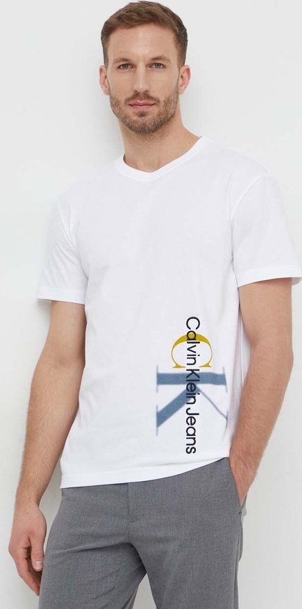 T-shirt Calvin Klein w młodzieżowym stylu z nadrukiem z krótkim rękawem