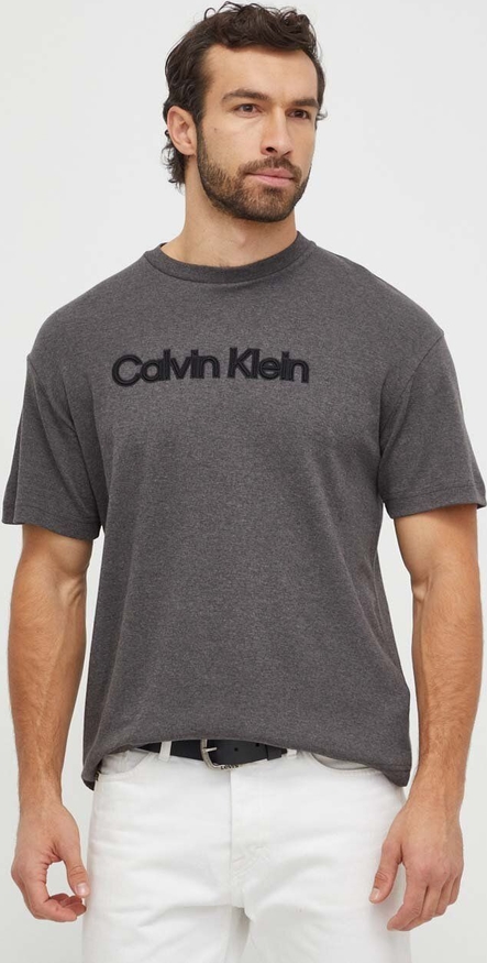 T-shirt Calvin Klein z bawełny w młodzieżowym stylu z krótkim rękawem
