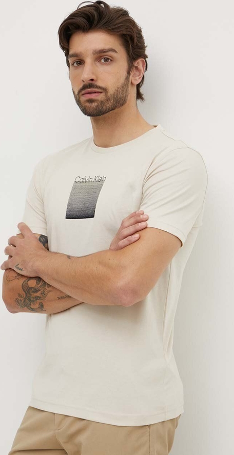 T-shirt Calvin Klein z bawełny w stylu casual z krótkim rękawem