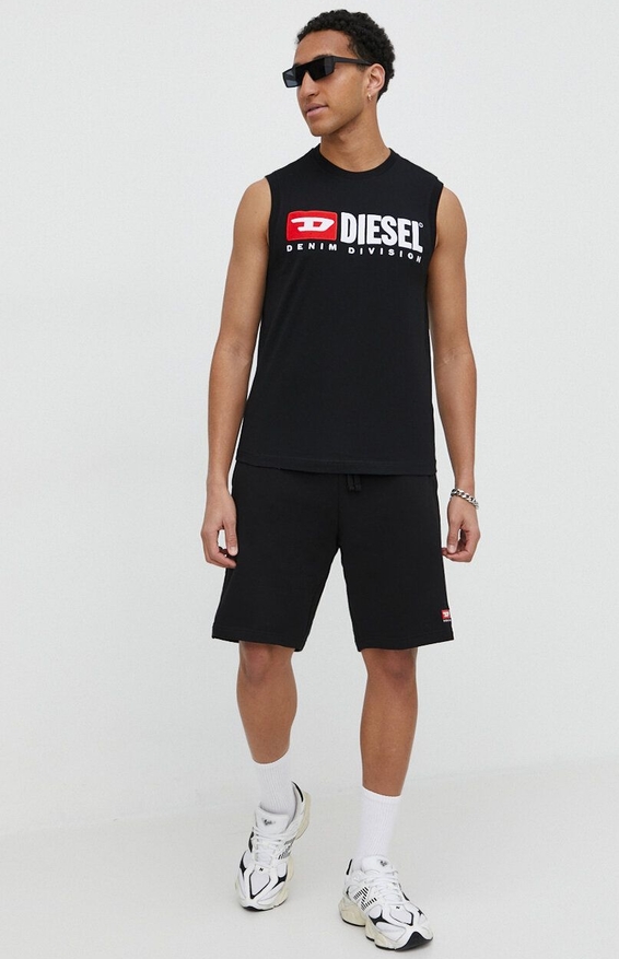 T-shirt Diesel w młodzieżowym stylu
