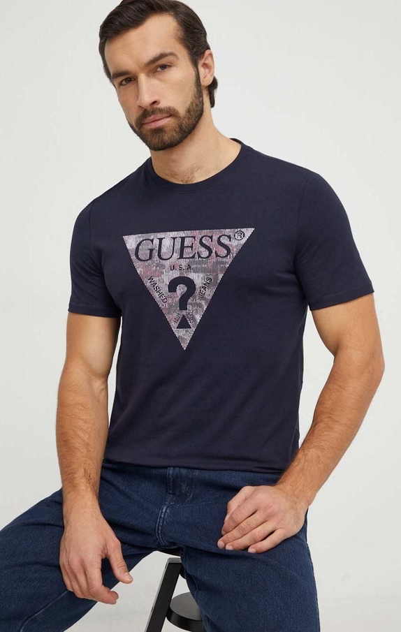 T-shirt Guess z bawełny w młodzieżowym stylu z nadrukiem