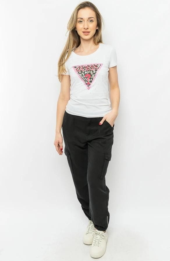 T-shirt Guess z bawełny z okrągłym dekoltem w młodzieżowym stylu