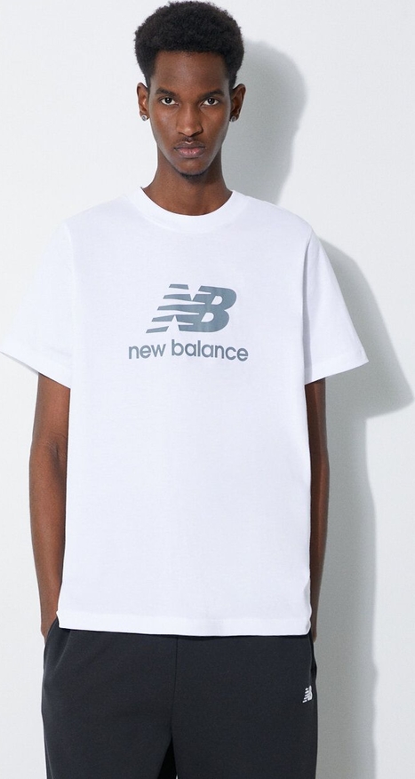 T-shirt New Balance w młodzieżowym stylu z nadrukiem z krótkim rękawem