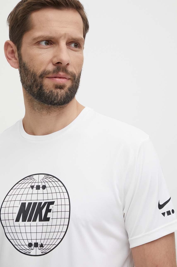 T-shirt Nike z krótkim rękawem w młodzieżowym stylu z nadrukiem