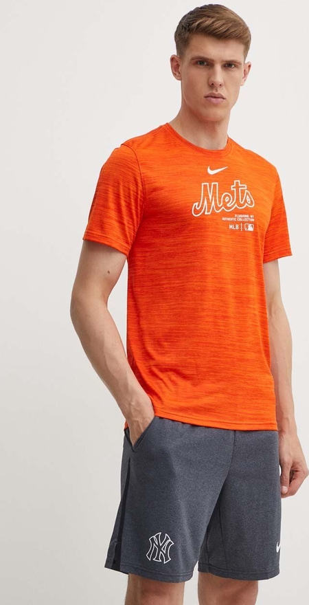 T-shirt Nike z nadrukiem z krótkim rękawem w sportowym stylu