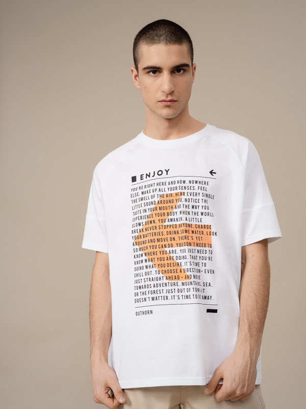 T-shirt Outhorn z nadrukiem z krótkim rękawem w młodzieżowym stylu