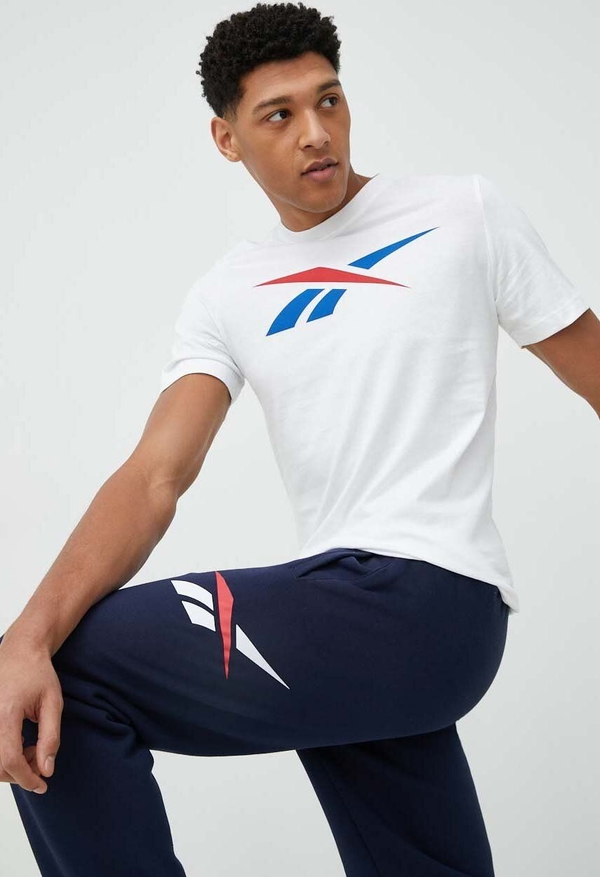 T-shirt Reebok z nadrukiem z krótkim rękawem w sportowym stylu