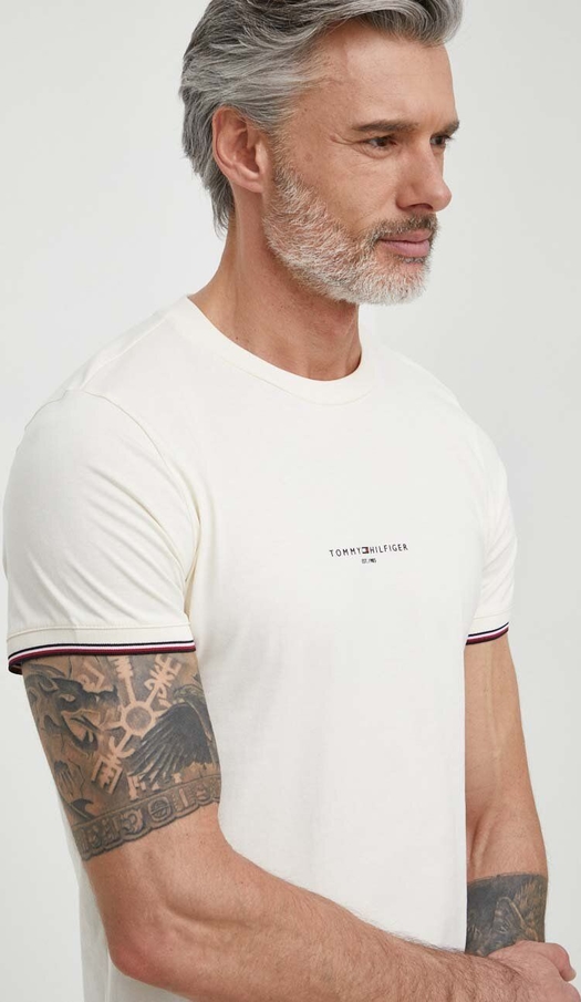 T-shirt Tommy Hilfiger z bawełny w młodzieżowym stylu z nadrukiem