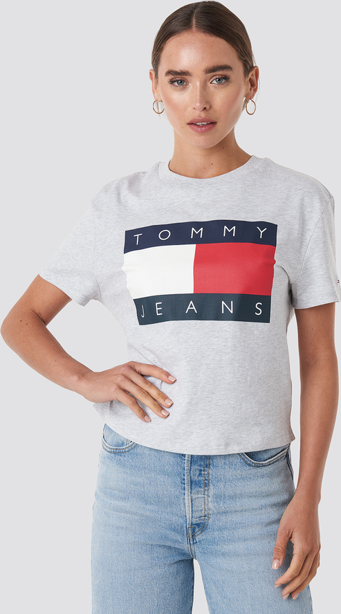 T-shirt Tommy Jeans w młodzieżowym stylu z okrągłym dekoltem z krótkim rękawem