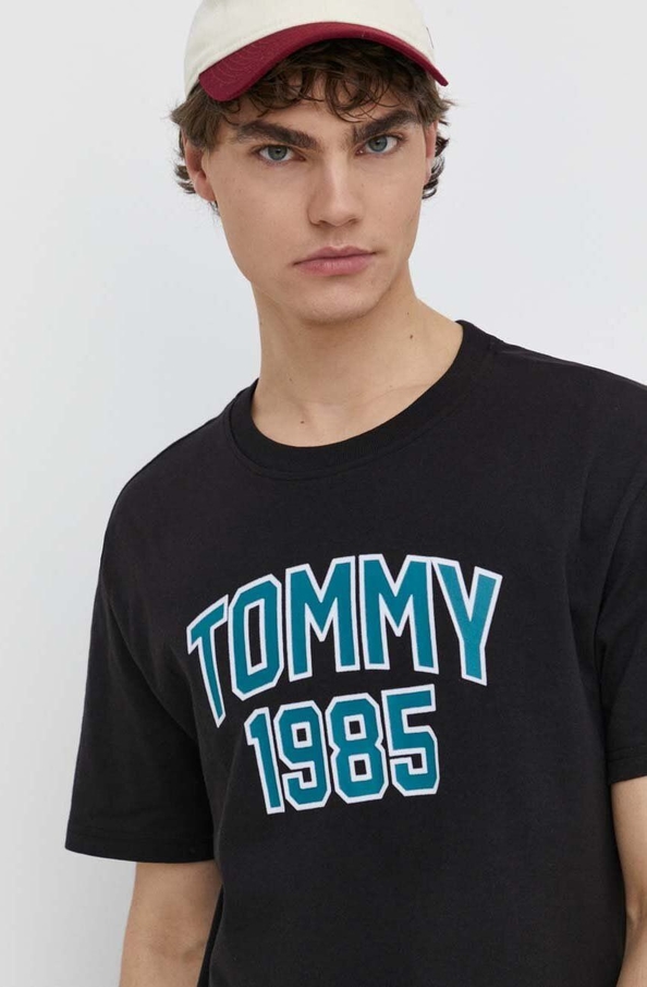 T-shirt Tommy Jeans z nadrukiem w młodzieżowym stylu