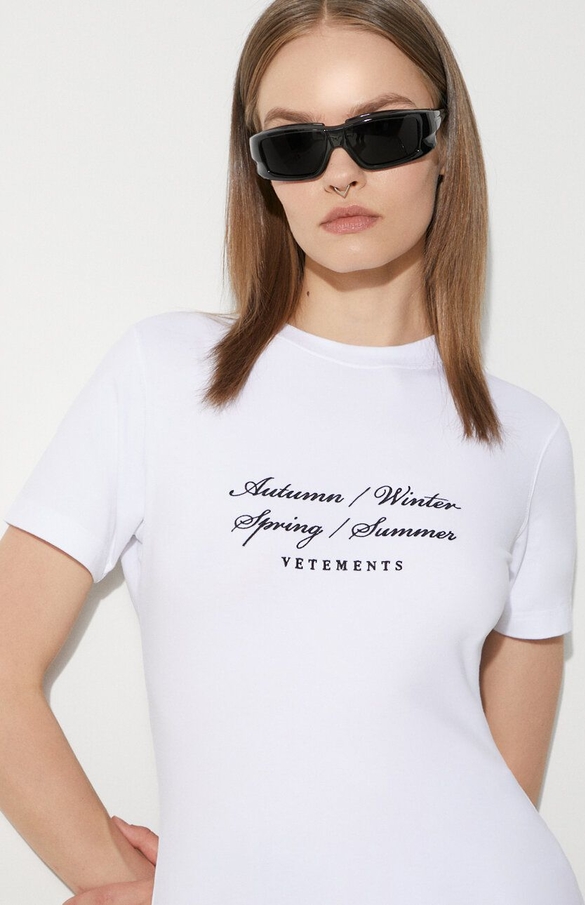 T-shirt Vetements z krótkim rękawem z okrągłym dekoltem w młodzieżowym stylu