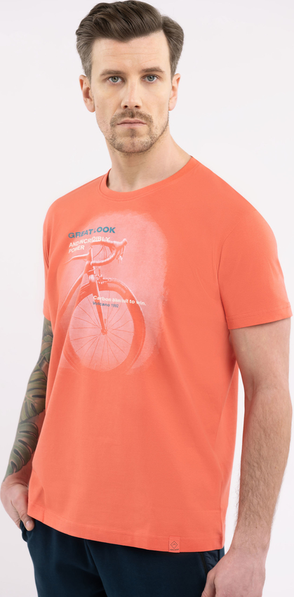 T-shirt Volcano z bawełny w młodzieżowym stylu z krótkim rękawem