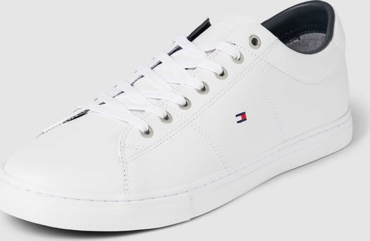 Tommy Hilfiger Sneakersy ze skóry z detalem z logo model ‘ESSENTIAL’