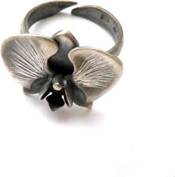 Venus Galeria Pierścionek srebrny oksydowany- Orchidea mała regulowana
