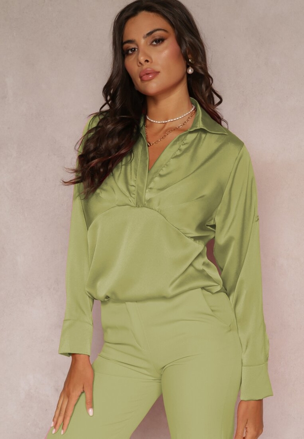 Zielona bluzka Renee z satyny z dekoltem w kształcie litery v w stylu casual