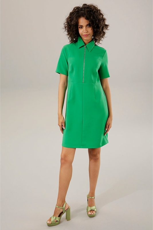 Zielona sukienka Aniston w stylu casual prosta z dekoltem w kształcie litery v