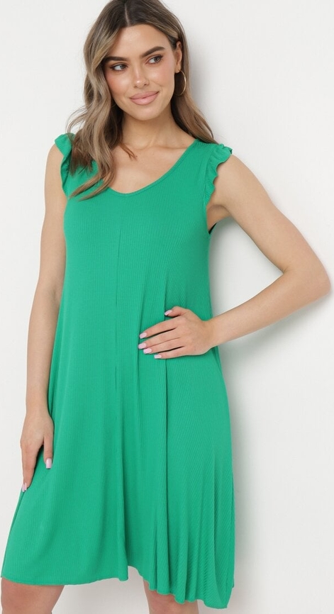 Zielona sukienka born2be bez rękawów z dekoltem w kształcie litery v trapezowa