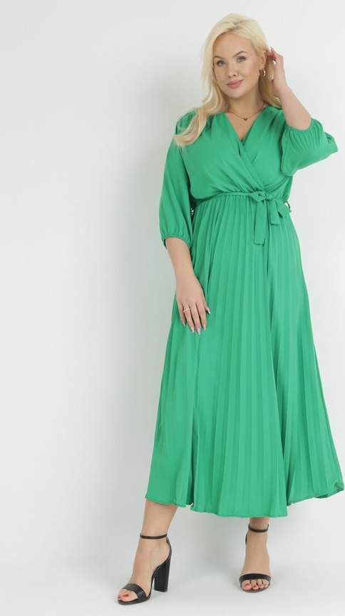 Zielona sukienka born2be kopertowa z długim rękawem z dekoltem w kształcie litery v