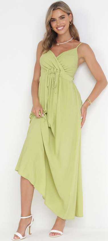Zielona sukienka born2be maxi z dekoltem w kształcie litery v kopertowa