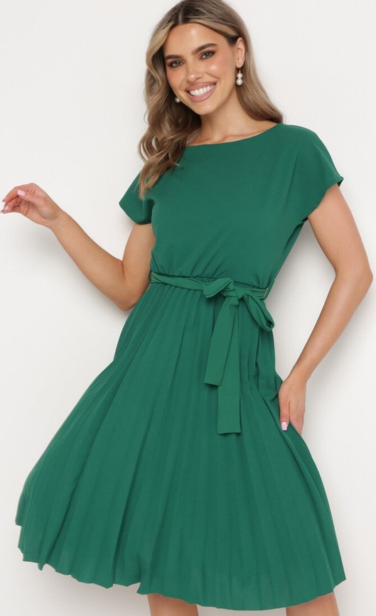 Zielona sukienka born2be midi z okrągłym dekoltem