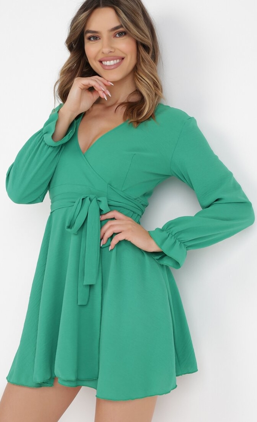 Zielona sukienka born2be mini kopertowa z dekoltem w kształcie litery v