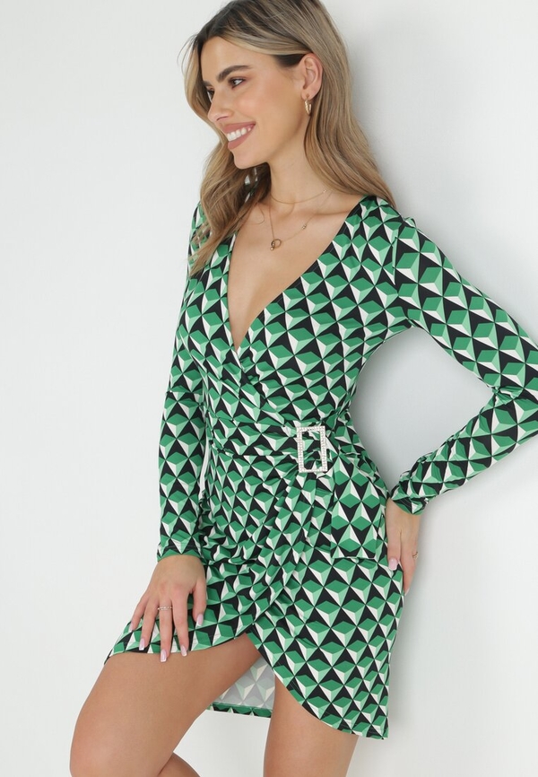 Zielona sukienka born2be w geometryczne wzory dopasowana w stylu casual