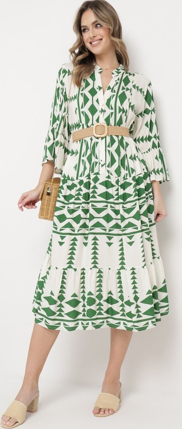 Zielona sukienka born2be w geometryczne wzory midi w stylu casual
