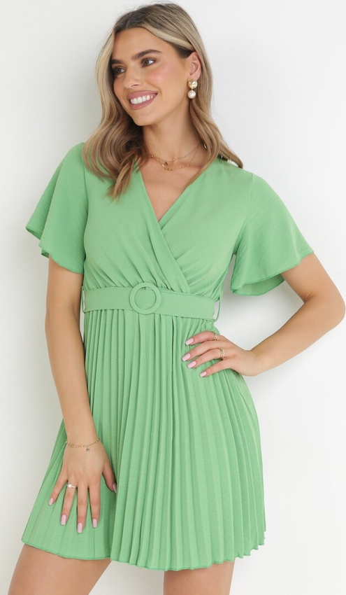 Zielona sukienka born2be w stylu casual kopertowa z krótkim rękawem