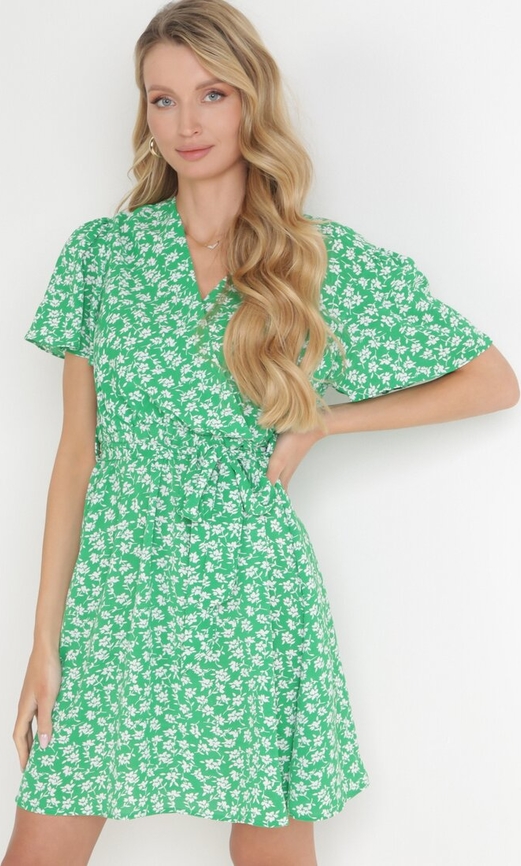 Zielona sukienka born2be w stylu casual z dekoltem w kształcie litery v