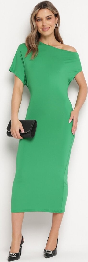 Zielona sukienka born2be z asymetrycznym dekoltem asymetryczna